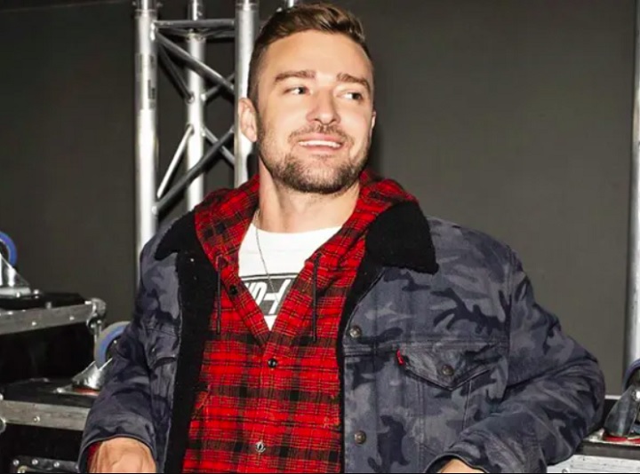 What Goes Around… Comes Around – Justin Timberlake: A canção alcançou o topo da Billboard Hot 100, e o videoclipe contou com a participação de Scarlett Johansson. À época do lançamento, surgiram especulações de que a letra faria referência a um relacionamento passado do cantor com Britney Spears.
