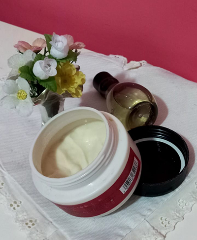 Uma vez por semana, é recomendado o uso de máscara capilar, para uma hidratação mais profunda. É importante verificar a máscara adequada para cada tipo de cabelo. Passe a máscara após lavar os cabelos e deixe agir por 5 minutos antes do enxague. 