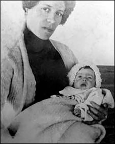 O Titanic partiu no dia 10 de abril do porto de Southampton, na Inglaterra, levando 2.200 passageiros. A mais nova era Milvina Dean (na foto com a mãe), de apenas dois meses de idade. 