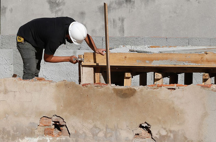 Ao diminuir o aquecimento das construções, esse tipo de telhado reduz o uso de ar condicionado e contribui para aliviar a sobrecarga do sistema elétrico durante períodos de calor intenso. A tecnologia funciona de forma passiva, sem necessidade de operação diária.