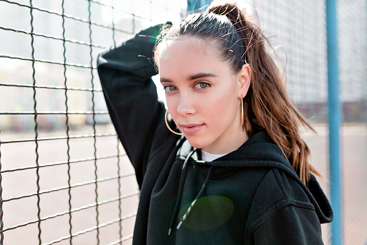 Evite prender os cabelos todos os dias. Mas, quando prender, nunca faça com o cabelo molhado. Não prenda muito apertado. Use bons acessórios. 