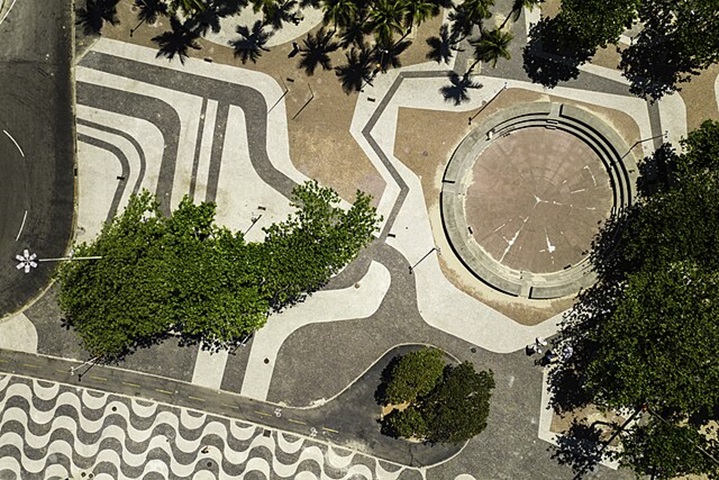 As pedras portuguesas figuram na paisagem carioca desde o início do século XX. E se destacam por unir urbanismo com uma espécie de arte na ornamentação de calçadas. 