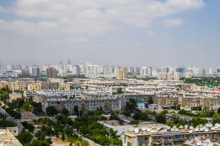 Imagine um Estado que define até a cor dos automóveis e impõe restrições severas à população. Quem achou que se tratava da Coreia do Norte, pensou errado.