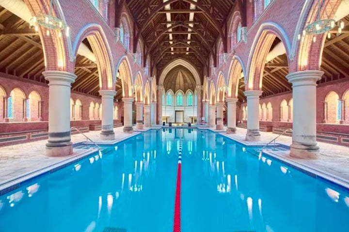 Uma piscina construída dentro de uma antiga capela virou atração no bairro de Redbridge, que fica em Londres.