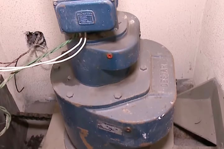 Cada andar possui um apartamento capaz de girar 360º de forma independente, movido por um motor. 