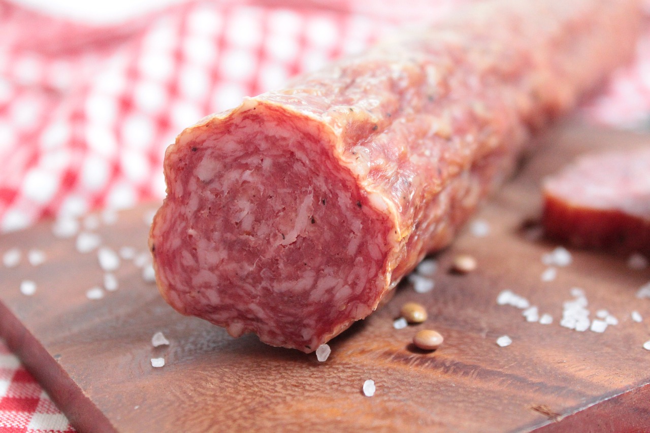 A palavra salame deriva do verbo italiano salare, que significa salgar, um ingrediente essencial para a conservação da carne.