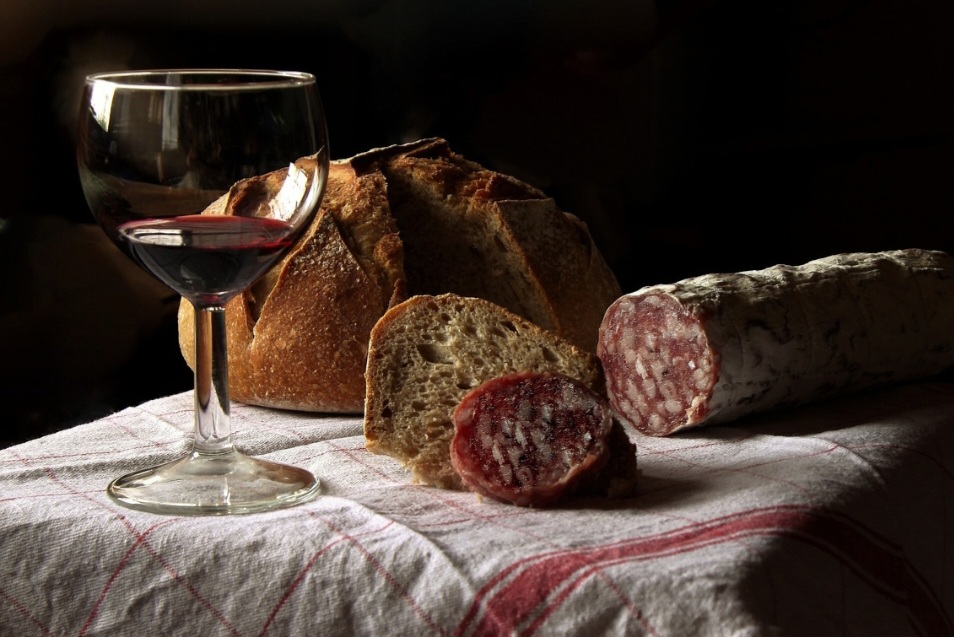 A fermentação natural e o mofo Penicillium na superfície são cruciais para o sabor, desenvolvidos em caves escuras e úmidas.