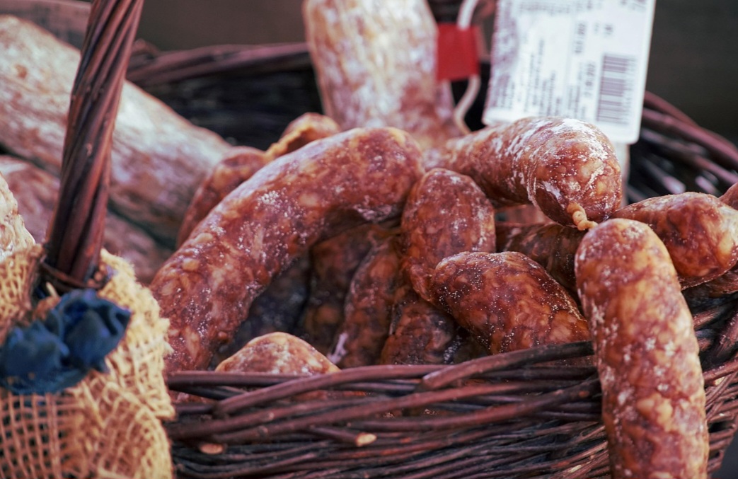 Desde os primórdios da civilização, a ideia de preservar carne com sal, tempo e ar circulando acompanha a história humana. Entretanto, foram os produtores italianos que transformaram o salame em um produto importante na culinária. 