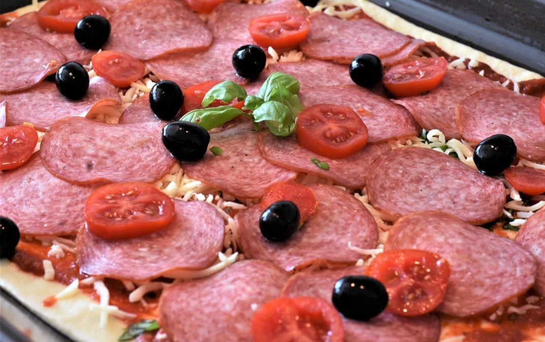 No Brasil, este alimento se destaca no Sul, com influência italiana e alemã. Além de variedades como o Cracóvia e o italiano tradicional, feito de carne suína com maturação e temperos específicos como alho, pimenta e vinho, presente em petiscos, sanduíches e pizza.