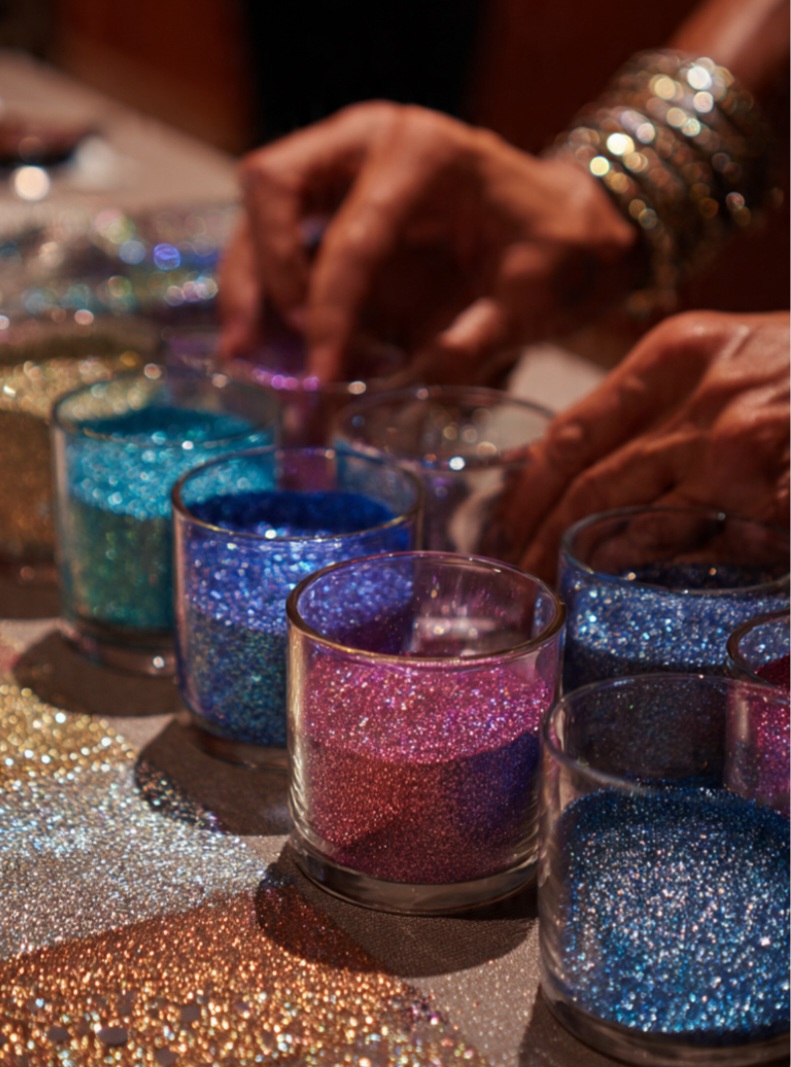O glitter é um conjunto de partículas muito pequenas e reflexivas, normalmente menores que 1 mm, usadas para criar efeitos de brilho em diversas superfícies
