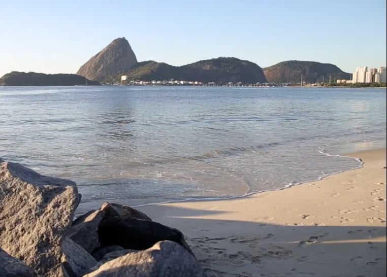 Os pesquisadores coletaram areia em quatro momentos — antes, durante, logo após e oito meses depois do Carnaval — e verificaram que os fragmentos desse material permaneceram elevados mesmo no longo prazo.