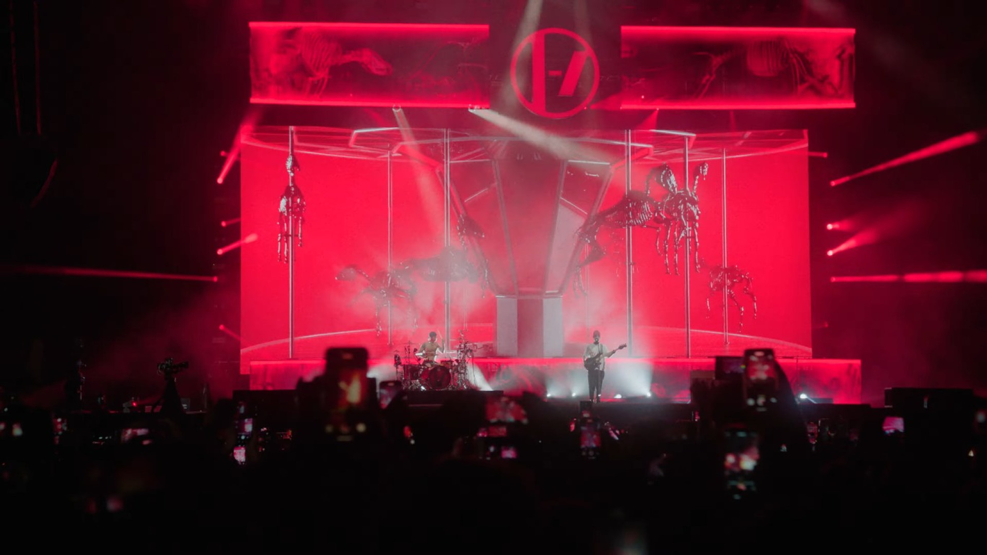 Show do duo Twenty One Pilots na Cidade do México é exibido em cinemas brasileiros em fevereiro de 2026; filme-concerto apresenta bastidores da apresentação e relatos de Tyler Joseph (vocalista) e de Josh Dun (baterista)