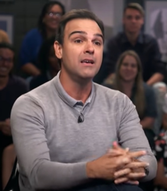 Com uma família de esportistas, Tadeu Schmidt não desperdiçou sua chance e também ingressou neste universo com seu 1,92 m de altura. Ele foi levantador de vôlei, sendo até convocado para a seleção brasileira de base. 