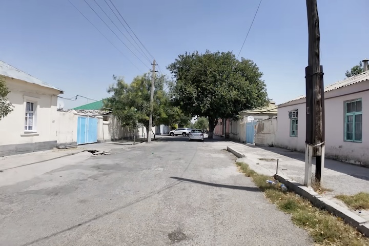 A exploração e exportação do gás natural sustentam o orçamento nacional, mas os benefícios não se traduzem plenamente em qualidade de vida para a população.