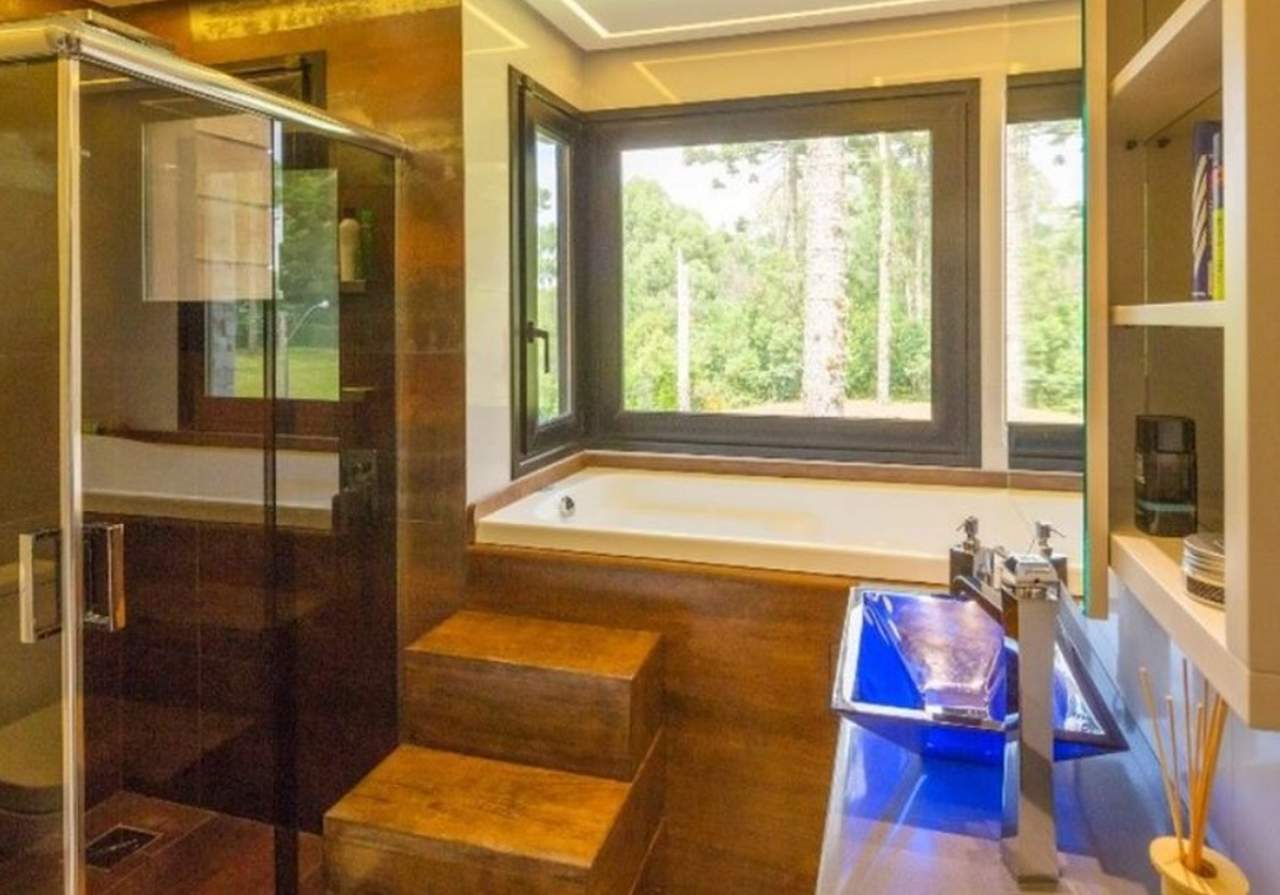 Pode parecer bobagem, mas roupas claras, assim como móveis claros, ajudam a clarear o ambiente. 