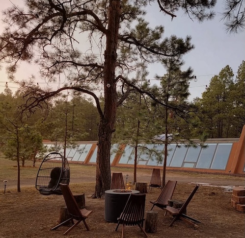 Eles decidiram reformar a casa porque ela estava abandonada por meses e em um estado avançado de deterioração.
