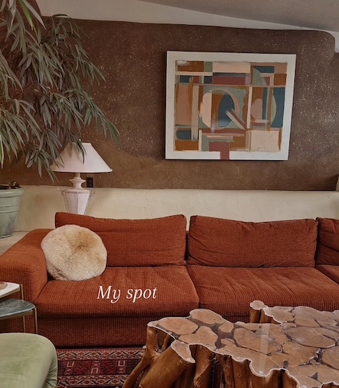 “De vez em quando, eu movo as coisas de lugar, principalmente de acordo com a estação. Por ser uma casa passiva com captação solar, a luz muda constantemente ao longo do ano, explicou.