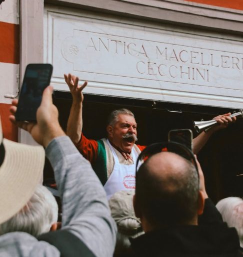 Muito além de vender carne, Dario se tornou uma figura performática, celebrada por seu entusiasmo contagiante e seus discursos apaixonados. 