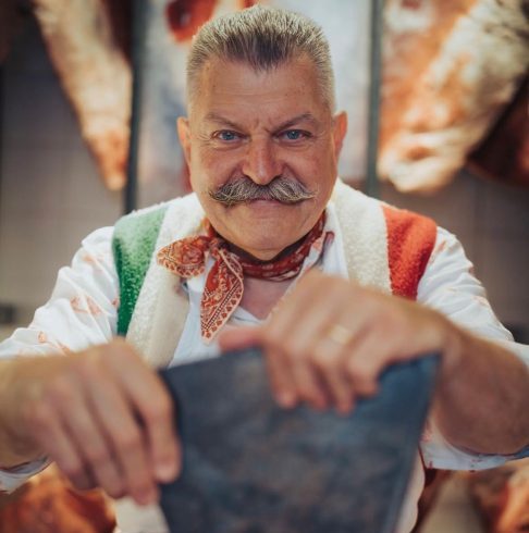 Existem tantos cortes melhores do que o filé [mignon], de carnes 'descansadas' de animais saudáveis, criados soltos sem ração, defende ele.