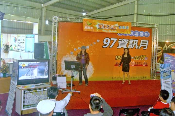 É usado amplamente em bares, festas, eventos familiares, restaurantes e até em competições formais. Salas específicas de karaokê, chamadas karaoke boxes, são populares em países como Japão, China e Coreia do Sul.