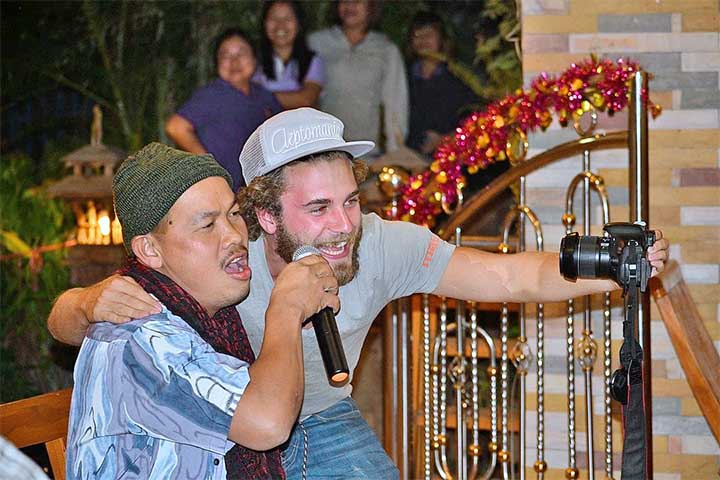 O karaokê é popular mundialmente, mas se destaca no Japão, Coreia do Sul, Filipinas e Estados Unidos. Nesses países, ele é uma forma cultural de lazer, com salas temáticas, karaokê ao vivo e festivais​​​​.