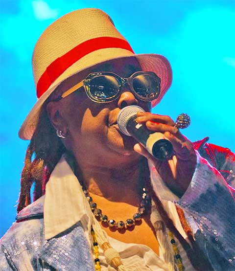 Olhos Coloridos – Composta por Macau nos anos 1970, é um samba-soul gravado por Sandra de Sá. A música aborda a valorização da cultura negra e sua força identitária.
