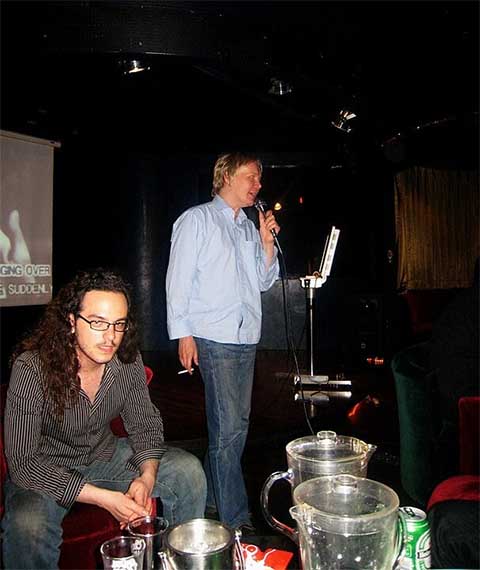 As músicas populares em karaokês atraem tanto por possuírem características que favorecem a interação e a diversão coletiva.