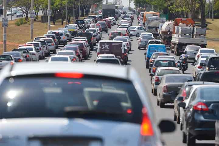 A medida começou a ser aplicada gradualmente, alcançando milhares de motoristas logo no início.
A expectativa é ampliar o alcance ao longo dos próximos anos.