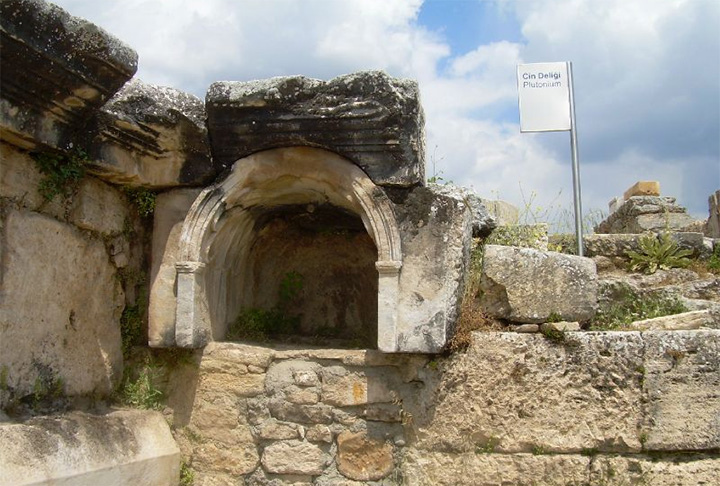 O Portal de Plutão, para a mitologia greco-romana, era um templo ao deus Plutão, o deus da morte. Localizada na Turquia, a área possui alta concentração de dióxido de carbono, o que acabaria matando pessoas e animais.