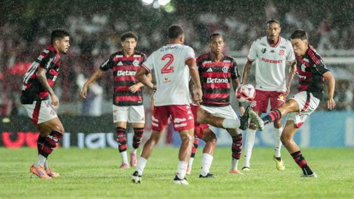 Técnico Bruno Pivetti é forçado a mexer no time após cirurgia de titular e venda de atacante para o Bragantino