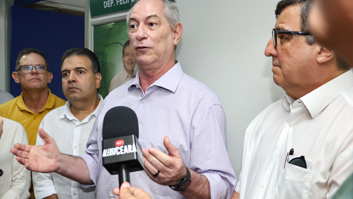 FORTALEZA, CEARÁ,  BRASIL- 16.01.2026:.
Estiveram presentes deputados estaduais: Felipe Mota, Queiroz Filho, Cláudio Pinho, Heitor Ferrer, Lucinildo Frota, Sargento Reginauro
 Roberto Cláudio - ex-prefeito de Fortaleza, Capitão Wagner - Presidente do União Brasil, Danilo Forte - Deputado Federal, Ciro Gomes - Presidente do PSDB do Ceará.. Ciro reaparece e se reúne com deputados.  (Daniel Galber/Especial para O POVO)