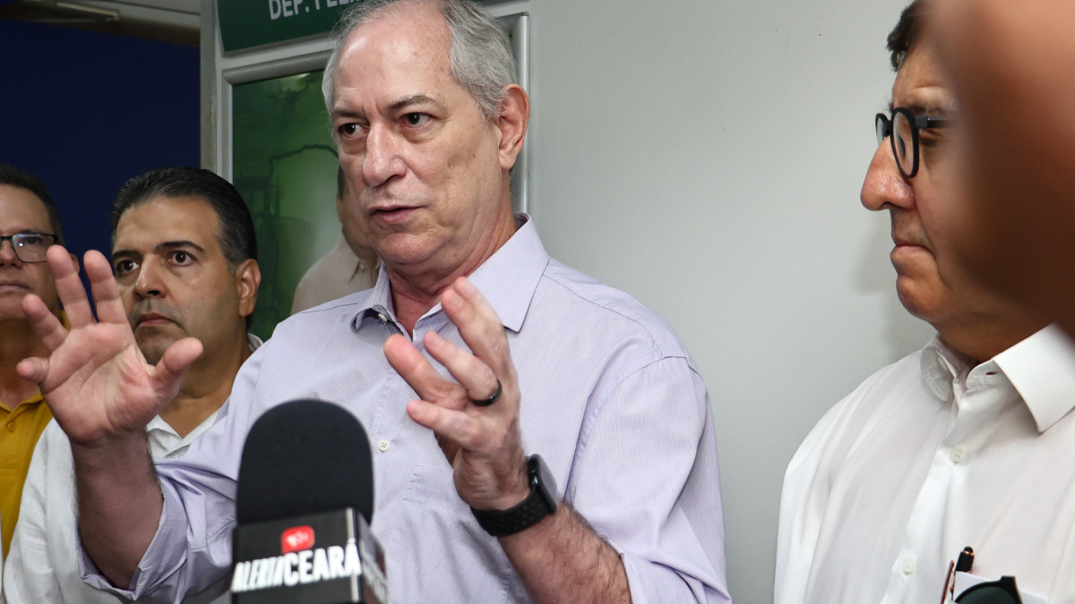 Ciro Gomes (PSDB) fala sobre cenário político e se reúne com deputados. 