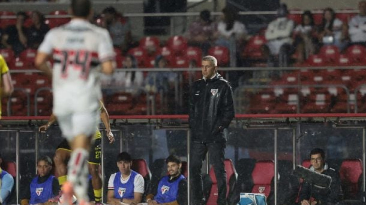 Treinador tenta deixar elenco de fora dos problemas do clube, que passa por votação de impeachment nesta sexta-feira