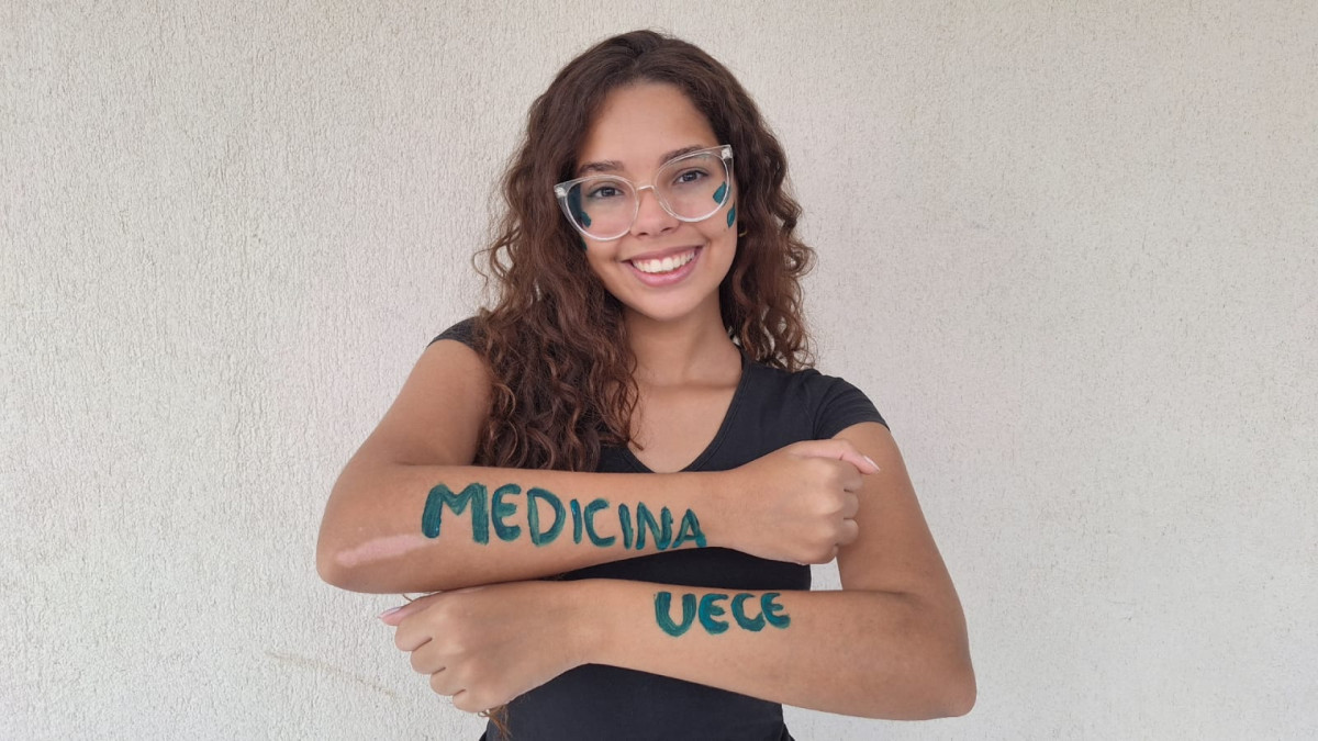 A estudante Maria Isadora Feitosa Araújo, de 17 anos, foi aprovada em 5º lugar no curso de Medicina da Universidade Estadual do Ceará (Uece)