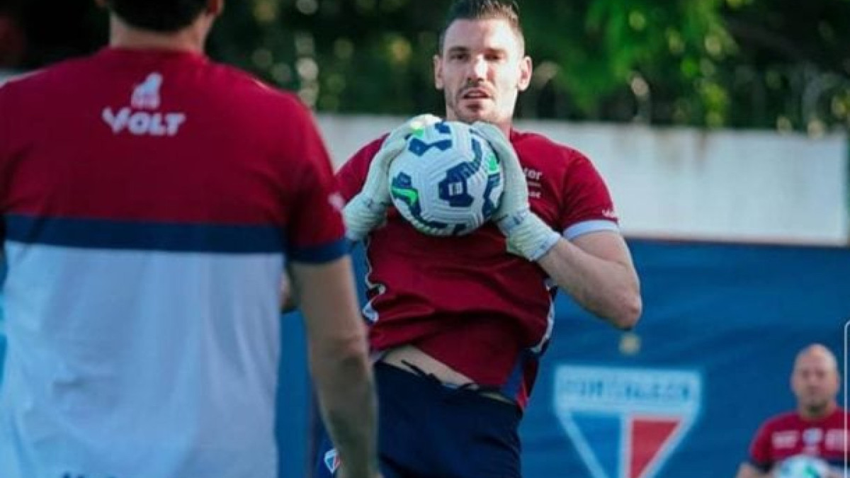 O jogador, no entanto, deve assinar contrato e se apresentar apenas em março