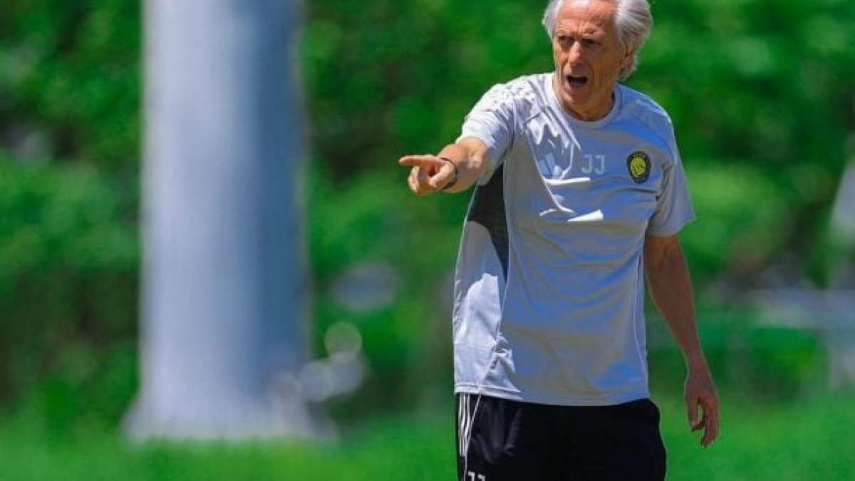 Técnico português admite erros de planejamento, rebate críticas internas e defende elenco antes de jogo pelo Campeonato Saudita