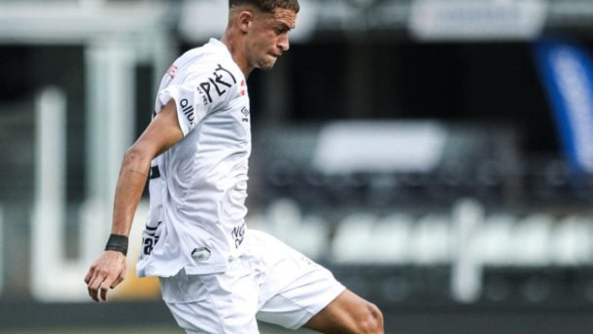 Vinicius Lira disputará a posição com Escobar em meio a ajuste no caixa do clube