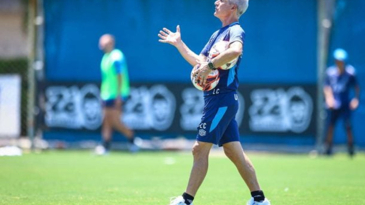 Treinador português prioriza condição física, testa até sete jogadores e usa os próximos jogos do Gauchão para definir o time do clássico