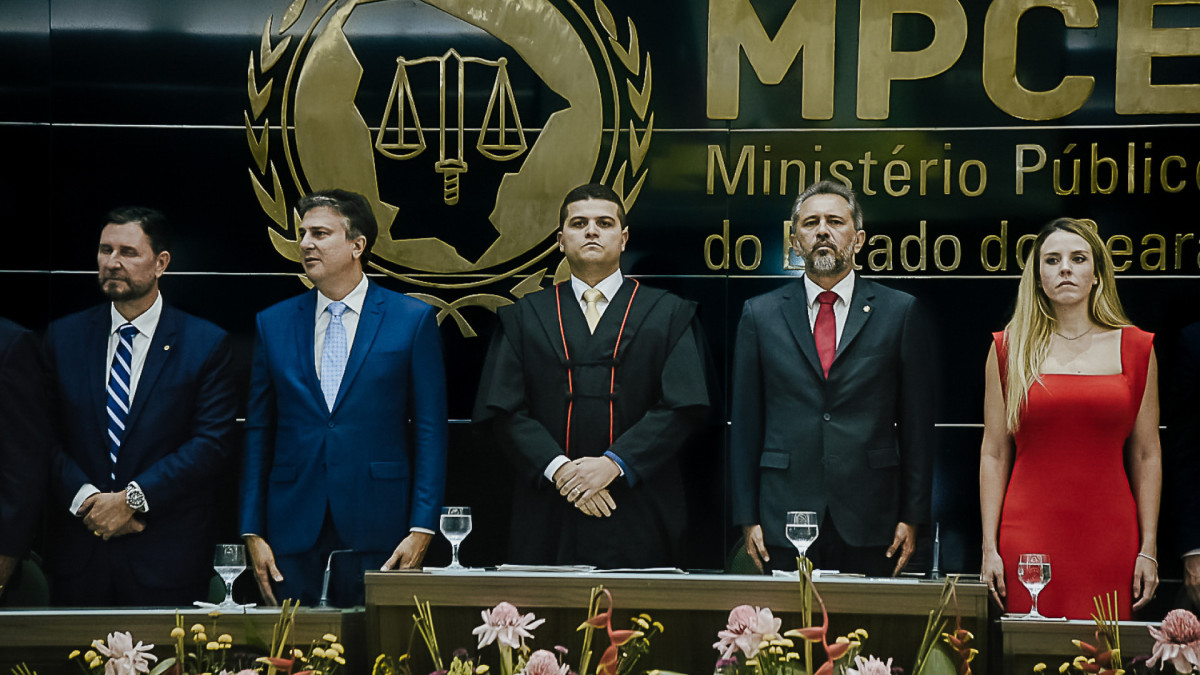 Posse do novo procurador-geral de Justi&ccedil;a do Cear&aacute;, Herbet Santos. Na foto, Romeu Aldigueri, Camilo Santana, Herbet Santos, Elmano de Freitas e Jade Romero