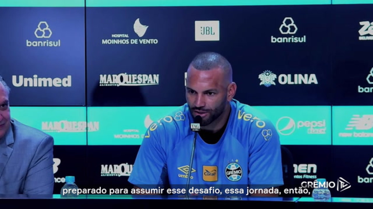 Weverton é apresentado no Grêmio: 'Tenho muita lenha para queimar'