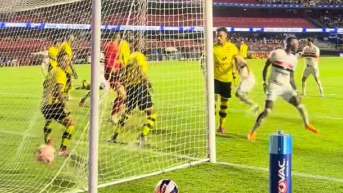 Atacante entrou no segundo tempo e definiu a vitória do São Paulo sobre o São Bernardo por 1 a 0. Sua comemoração com Crespo surpreendeu