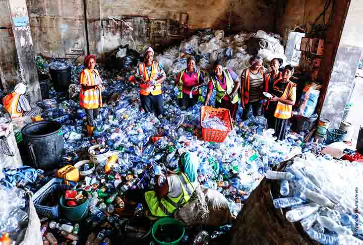Além disso, o plástico, em grande quantidade no mar, impede a penetração de oxigênio nos sedimentos, comprometendo também o ciclo bioquímico da flora marinha.