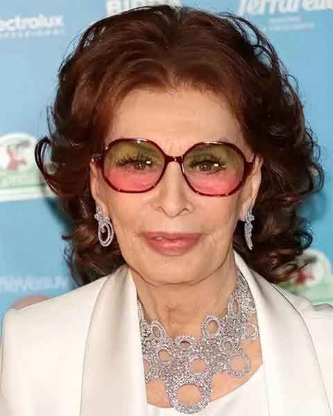 <p>A lendária atriz italiana Sophia Loren completou 91 anos em 20 de setembro. Ícone do cinema mundial, ela mantém uma rotina simples que inclui abacaxi diariamente na dieta e uma boa massa todo mês. Elegância e longevidade caminham juntas na vida dessa estrela atemporal.</p>

