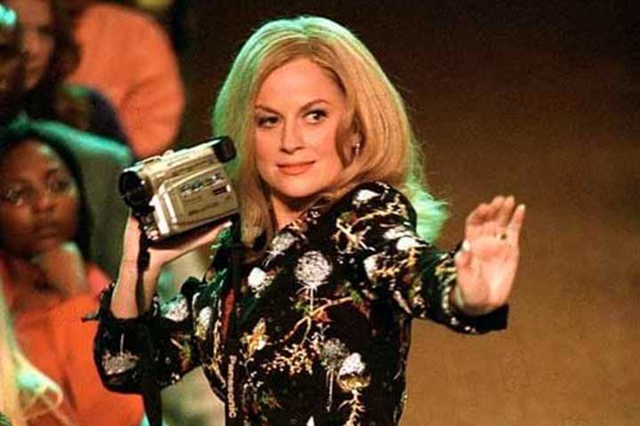 Em 2012, recebeu uma indicação ao Emmy de Melhor Roteiro em Série de Comédia pelo episódio “The Debate”. Já no cinema, Amy Poehler construiu uma filmografia diversificada, com participações em comédias como “Meninas Malvadas”, “Uma Mãe Para o Meu Bebê”, “Blades of Glory”.