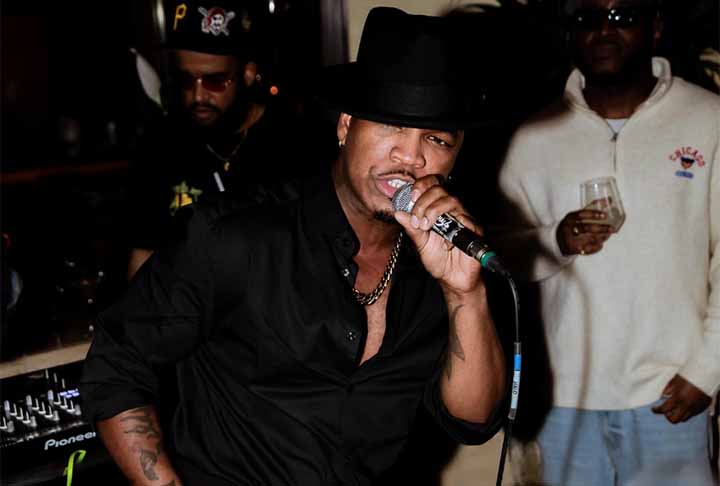 Essa experiência inicial foi fundamental para a formação de seu estilo e para a construção de sua identidade artística. A banda terminou em 2000.