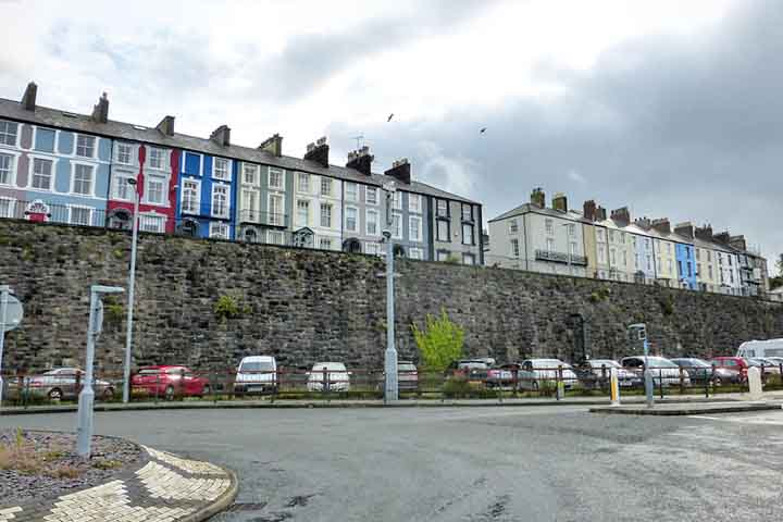 A ilha tem uma área de 2,92 km² e seu ponto mais alto fica a 79 m acima do nível do mar em Gorse Hill, enquanto a maior parte da ilha está a cerca de 60 m também acima do nível do mar.