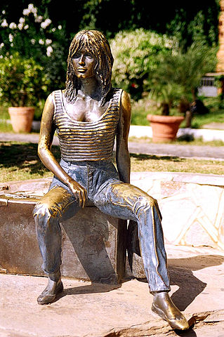 Símbolo histórico e turístico da cidade, a Estátua de Brigitte Bardot marca a ligação da atriz francesa com o destino. O monumento se tornou parada obrigatória para fotos e caminhadas pela orla.