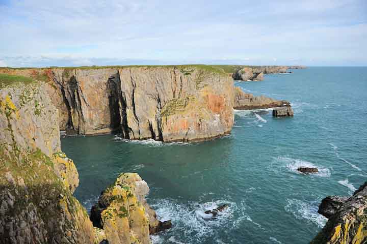 É conhecida pelo seu interesse arqueológico: círculos de pedra, menires e vestígios de casas pré-históricas, visto que grande parte da ilha foi designada monumento antigo.