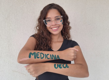 A estudante Maria Isadora Feitosa Araújo, de 17 anos, foi aprovada em 5º lugar no curso de Medicina da Universidade Estadual do Ceará (Uece) 