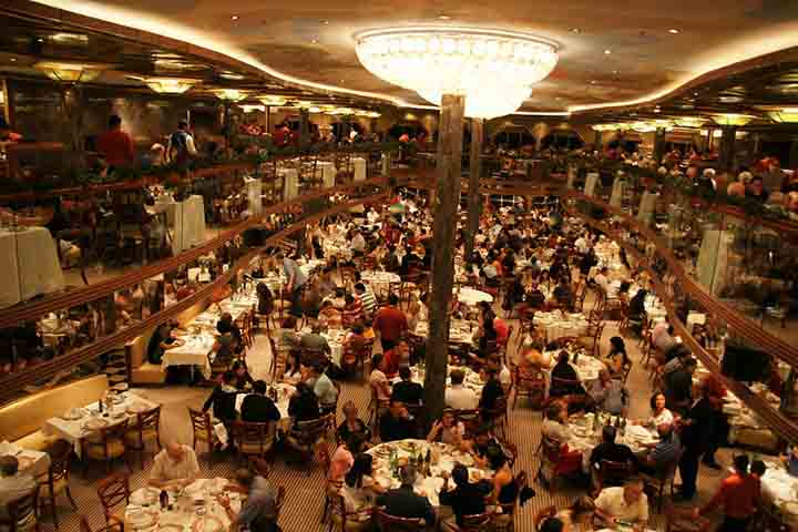 A produção acerta ao deixar claro que, por trás dos brilhos e promessas de descanso absoluto, existe uma engrenagem que pode falhar - e quando isso acontece, as consequências podem ser sérias.